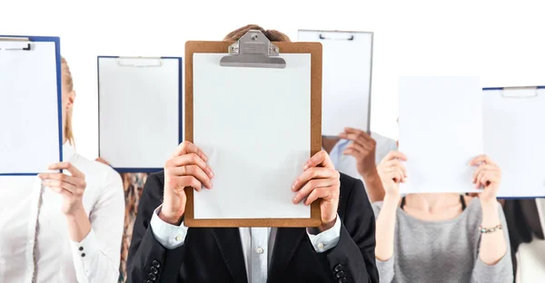 Команда бизнесменов, держащих папки возле лица изолированы на белом фоне — стоковое фото