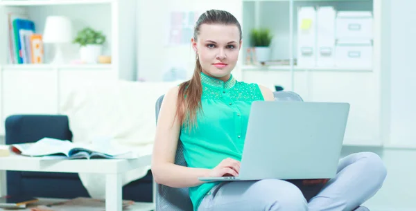 Vrouw met documenten op het bureau — Stockfoto