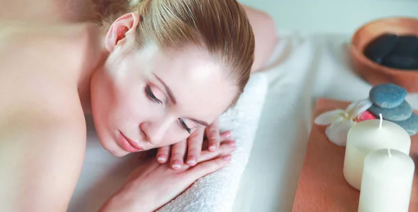 Hermosa joven recibiendo masaje de spa, tumbado en el salón — Foto de Stock