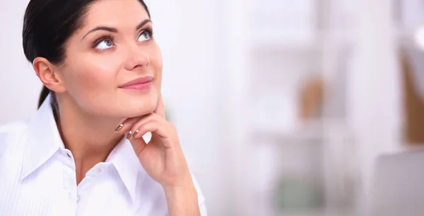 Empresária atraente sentada no escritório — Fotografia de Stock