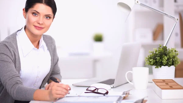 Retrato de uma mulher de negócios sentada na mesa com laptop — Fotografia de Stock