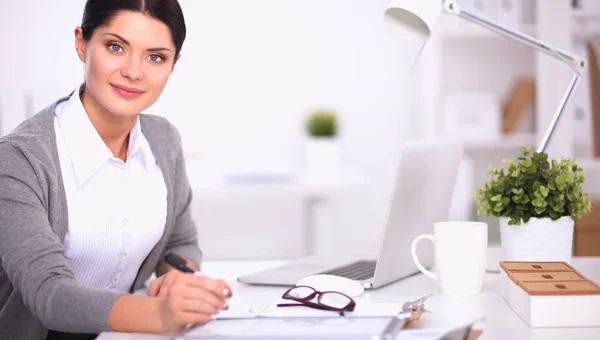 Retrato de una mujer de negocios sentada en el escritorio con portátil — Foto de Stock