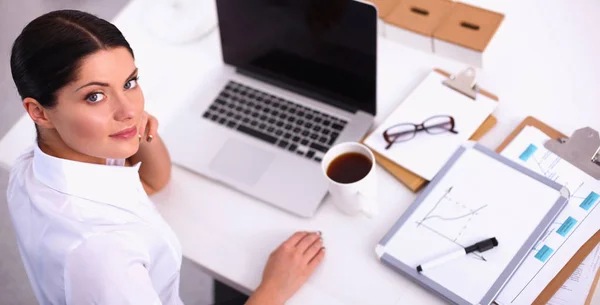 Retrato de una mujer de negocios sentada en el escritorio con portátil — Foto de Stock