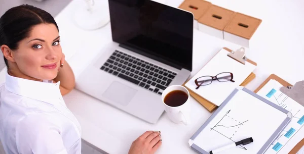 Retrato de una mujer de negocios sentada en el escritorio con portátil —  Fotos de Stock