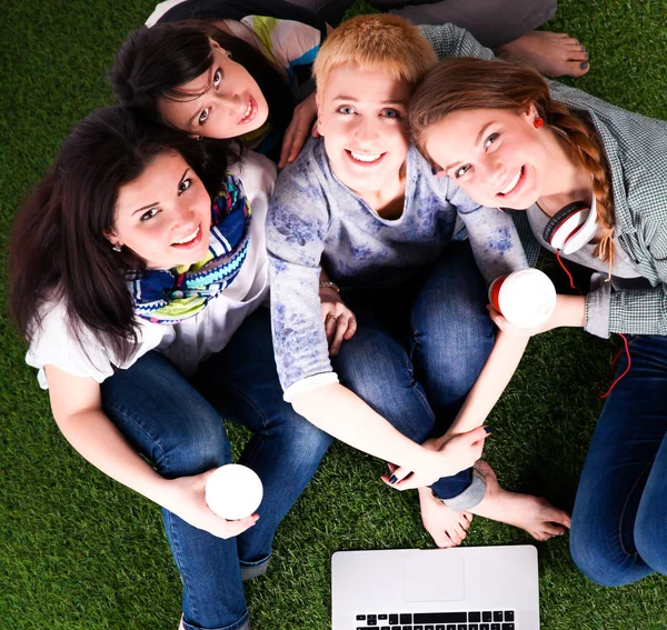 Група молодих студентів, які використовують ноутбук разом — стокове фото