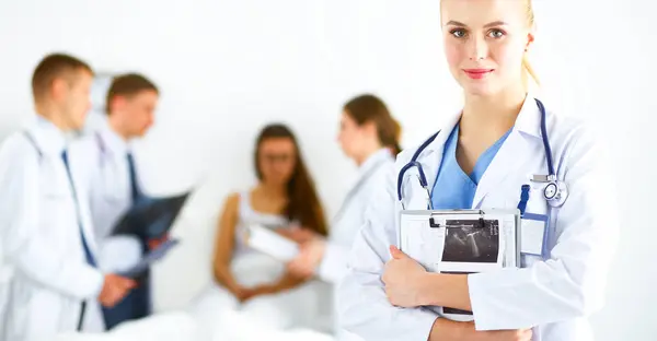 Woman doctor standing with folder at hospital — Stock Photo, Image