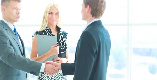 Femme d'affaires se serrant la main au bureau — Photo