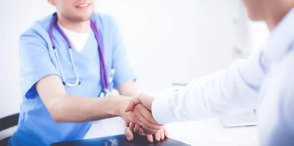 Arts en patiënt handshaking. Close-up van de handen — Stockfoto