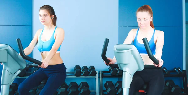 Group of people at the gym exercising on cross trainers. people at the gym — Stock Photo, Image