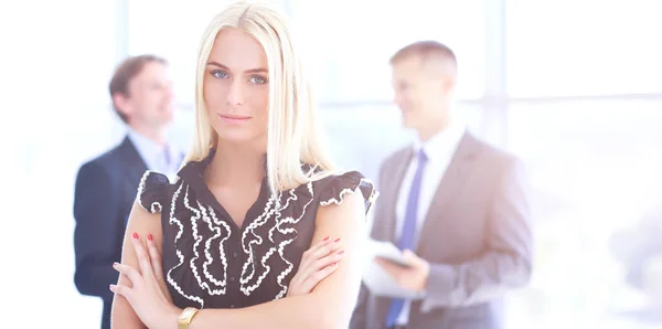 Zakenvrouw permanent op voorgrond in office — Stockfoto