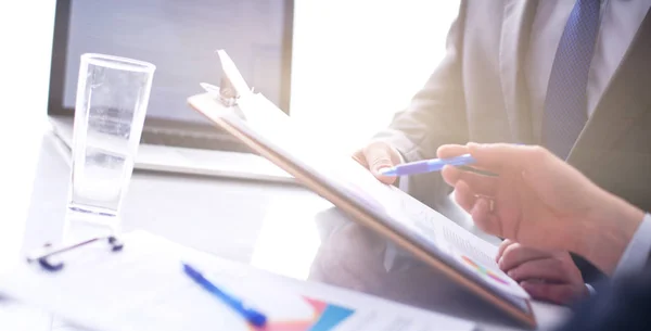 Affärsmän skakar hand, efterbehandling upp ett möte. Affärsmän — Stockfoto