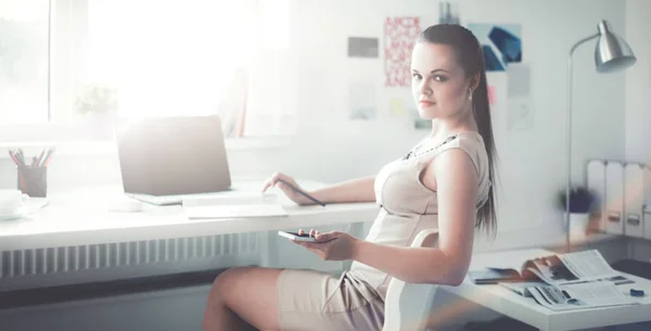 Femme avec des documents assis sur le bureau — Photo