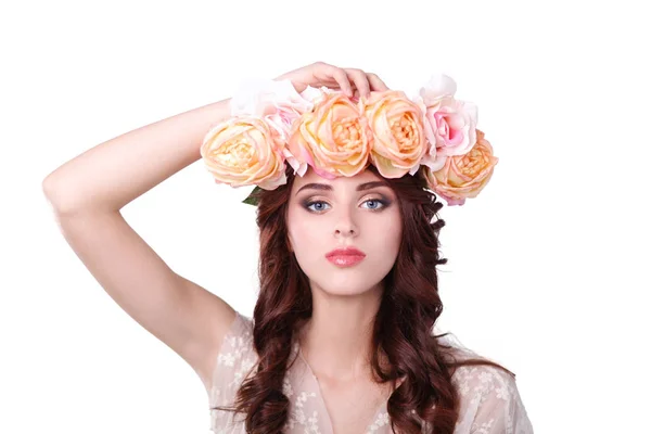 Schoonheid vrouw portret met krans van bloemen op hoofd op witte achtergrond — Stockfoto
