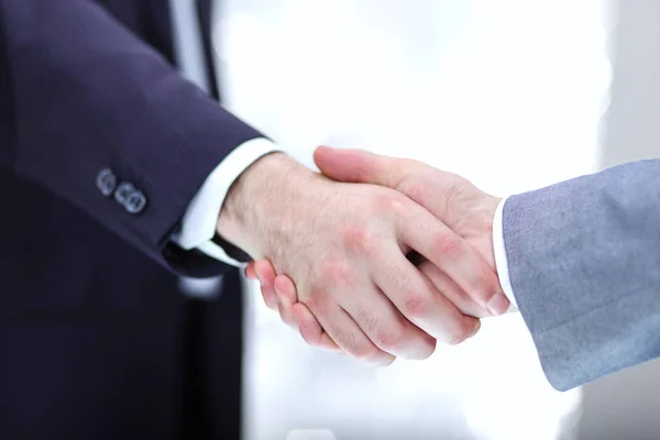 Empresarios estrechando las manos, aislados sobre fondo blanco —  Fotos de Stock