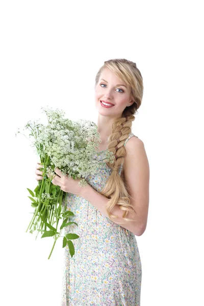 Hermosa chica sonriente con flores sobre un fondo blanco — Foto de Stock