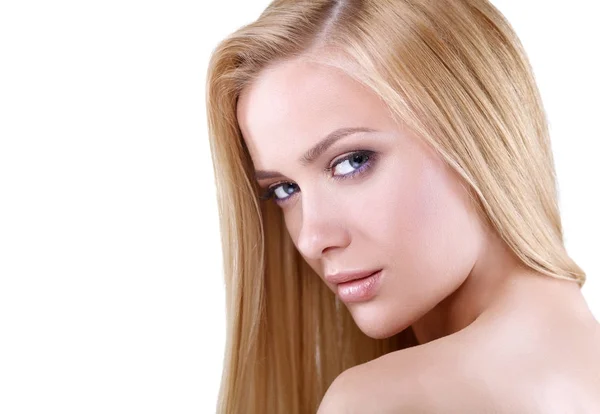 Schönheit. Porträt einer jungen Frau auf weißem Hintergrund — Stockfoto