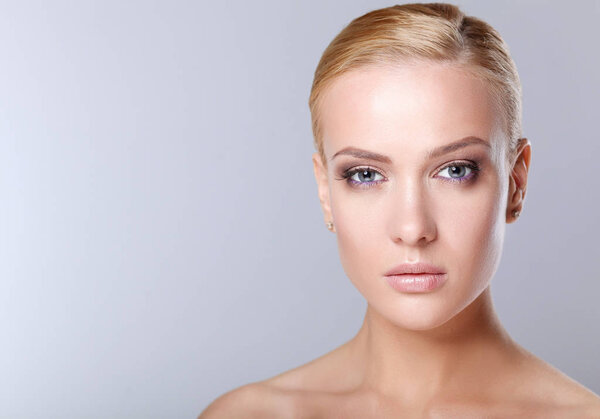 Красота. Портрет молодой женщины на белом фоне
