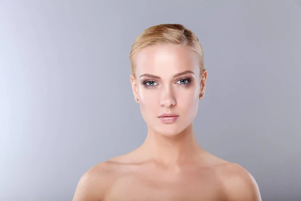 La beauté. Portrait d'une jeune femme sur fond blanc — Photo