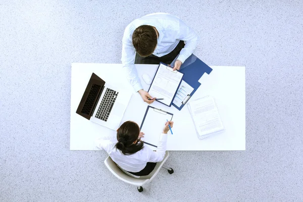 Deux hommes d'affaires assis à leur bureau avec un ordinateur portable. Vue du dessus — Photo