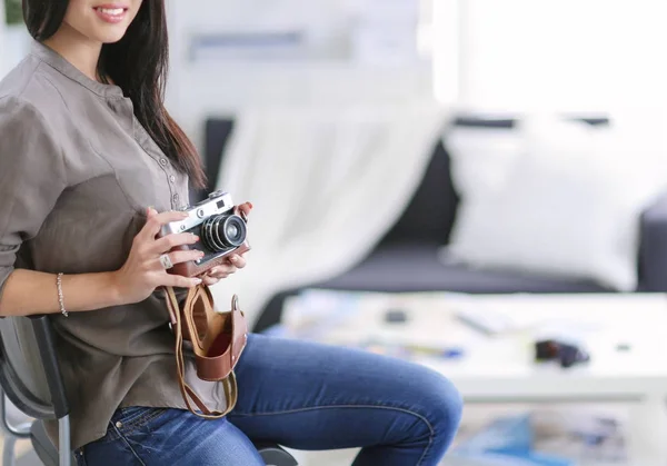 Fotógrafa sentada na mesa com laptop. Fotógrafa — Fotografia de Stock