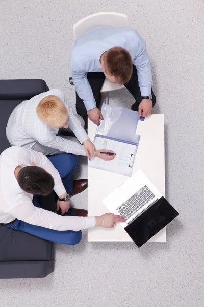 Jungunternehmer arbeitet im Büro, sitzt am Schreibtisch — Stockfoto