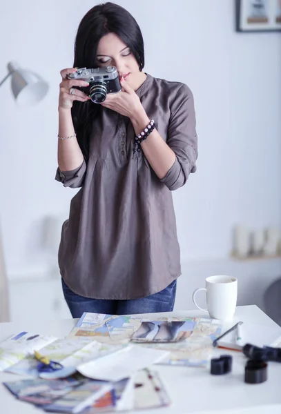 Kvinnlig fotograf sitter på skrivbordet med laptop. Kvinnlig fotograf — Stockfoto