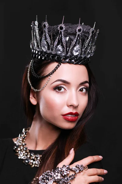 Hermosa mujer con maquillaje de noche en vestido negro — Foto de Stock