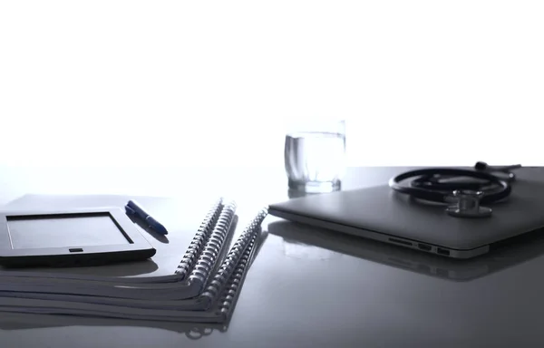 Local de trabalho do médico com laptop e estetoscópio e caderno na mesa branca — Fotografia de Stock