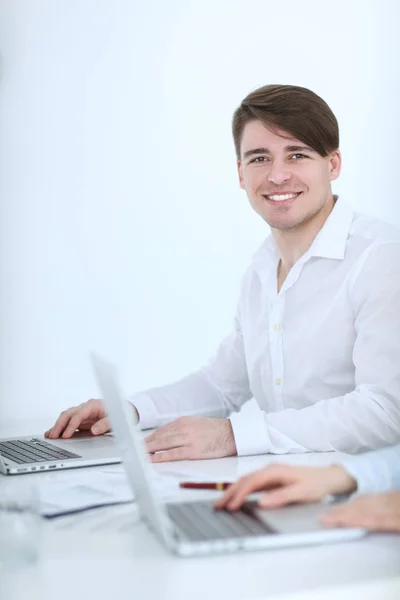 Young businessman working in office, sitting at desk — Stock Photo, Image