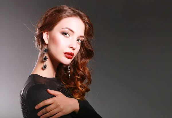 Hermosa mujer con maquillaje de noche en vestido negro — Foto de Stock