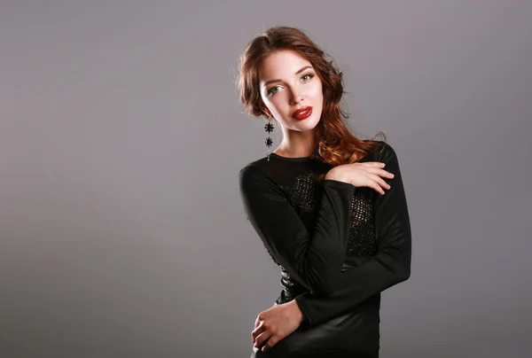 Hermosa mujer con maquillaje de noche en vestido negro — Foto de Stock