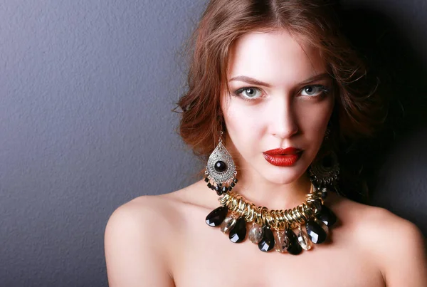 Siyah elbiseli, akşam makyajlı güzel bir kadın.