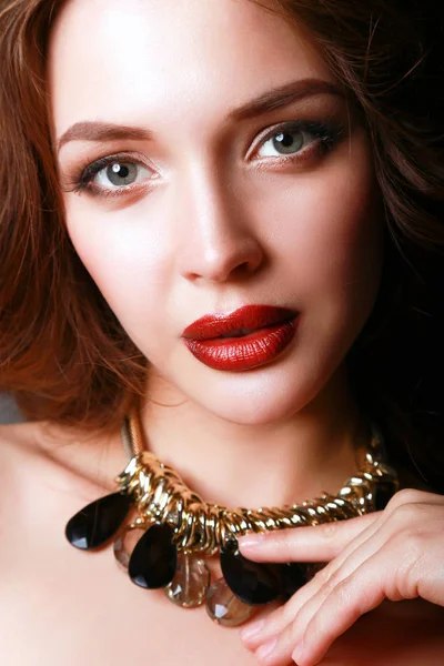 Hermosa mujer con maquillaje de noche en vestido negro — Foto de Stock