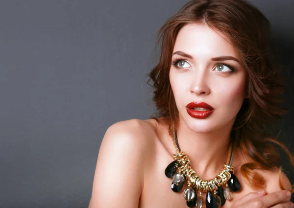 Hermosa mujer con maquillaje de noche en vestido negro — Foto de Stock