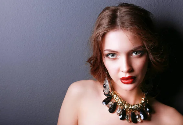 Hermosa mujer con maquillaje de noche en vestido negro — Foto de Stock