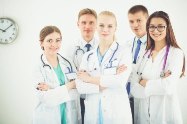 Grup gülümseyen hastane iş arkadaşlarınızla birlikte ayakta başkanı portresi. Doktorlar