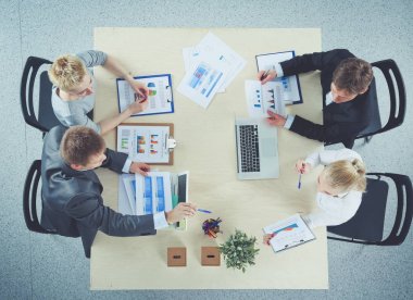 Oturma ve iş toplantısında tartışırken iş adamları. İş adamları .