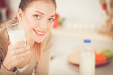 Gülümseyen çekici kadın kahvaltı mutfak iç. Gülümseyen çekici kadın.