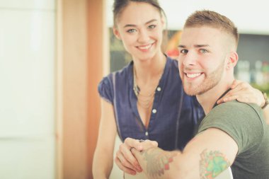 Güzel genç çift evde mutfakta eğleniyor.