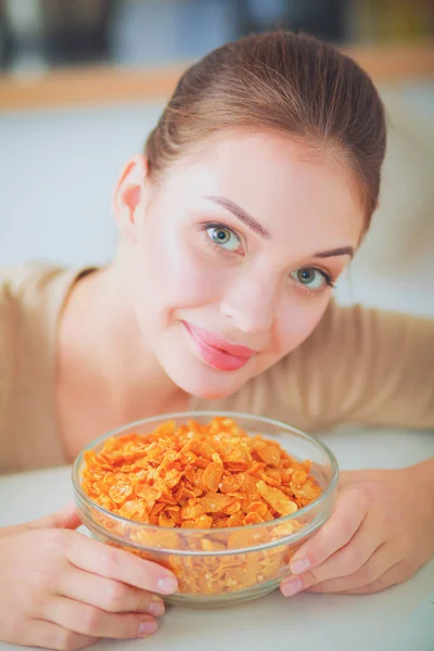 Sorridente donna attraente che fa colazione in cucina interna. Sorridente donna attraente . — Foto Stock