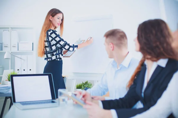 Affärsmän sitter och diskuterar på affärsmöte, i office. Affärsmän — Stockfoto