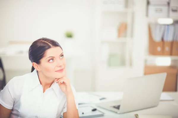 Atrakcyjna bizneswoman siedząca w biurze. bizneswoman — Zdjęcie stockowe