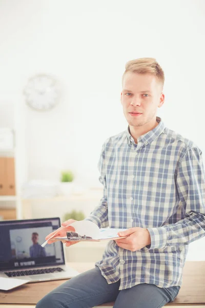 Zakenmensen praten over een vergadering op kantoor — Stockfoto