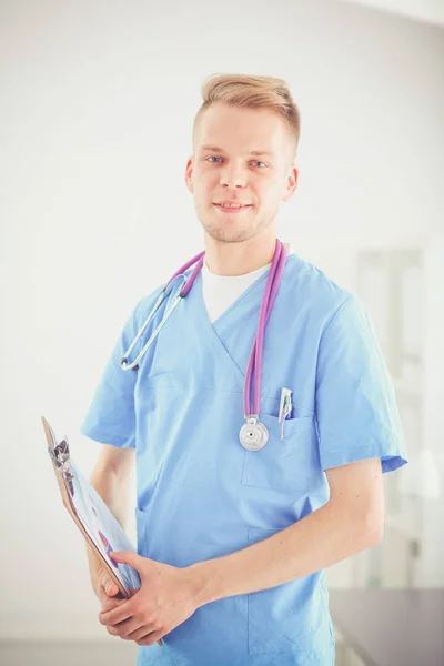 Arzt mit Ordner, isoliert auf weißem Hintergrund. männlicher Arzt — Stockfoto