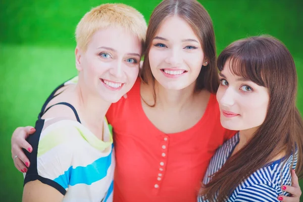 Портрет трех молодых женщин, стоящих вместе — стоковое фото