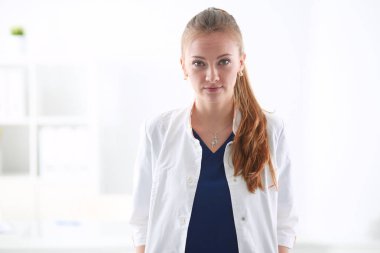 Kadın doktor hastanede steteskopla dikiliyor. Kadın doktor