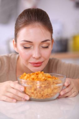 Gülümseyen çekici kadın kahvaltı mutfak iç. Gülümseyen çekici kadın.