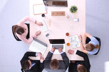 İş adamları iş toplantısında oturup tartışıyor.