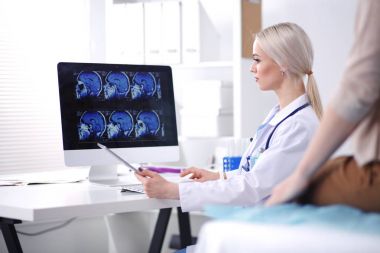 Doktor ve hasta masada otururken bir şey tartışıyorlar. Tıp ve sağlık hizmetleri kavramı. Doktor ve hasta.