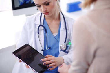 Doktor ve hasta masada otururken bir şey tartışıyorlar. Tıp ve sağlık hizmetleri kavramı. Doktor ve hasta.